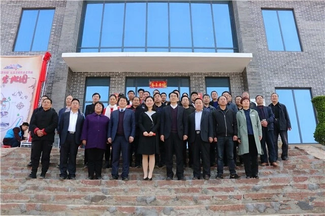 参加开幕式的汝州市市人大常委会副主任王沧海（一排右四）、市政府副市长焦慧娟（一排右五）等领导与书法协会成员、获奖作者合影.jpg
