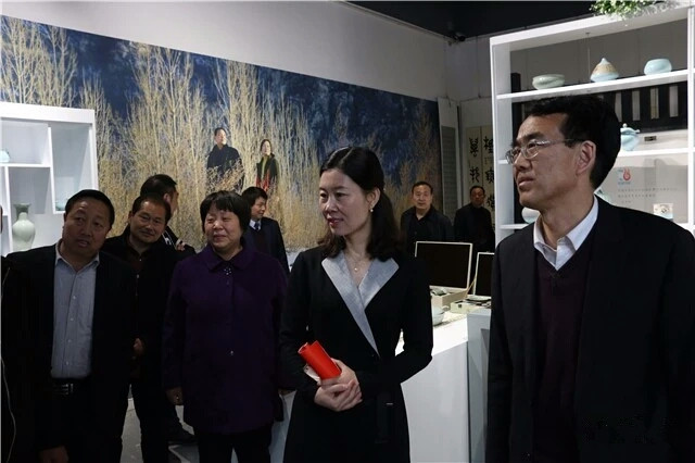 汝州市市人大常委会副主任王沧海（右一）、市政府副市长焦慧娟（右二）与其他人员参观弘宝汝瓷文化园.jpg
