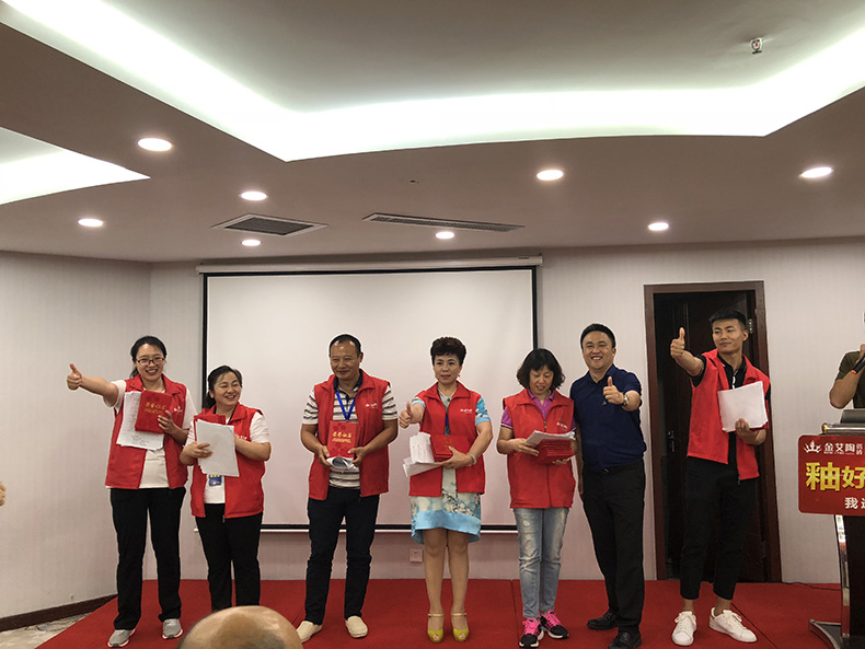 金艾陶瓷砖营销总经理罗胜为队员颁发毕业证书.jpg