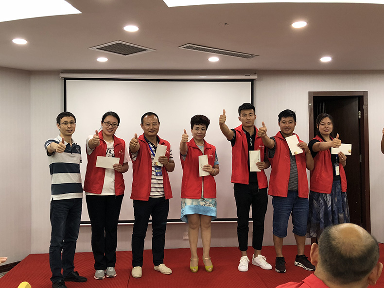 金艾陶瓷砖市场部总监刘小良为优秀队员颁发突出贡献奖.jpg