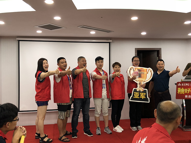 金艾陶瓷砖营销总监刘鸿瑞为亚军队颁奖.jpg