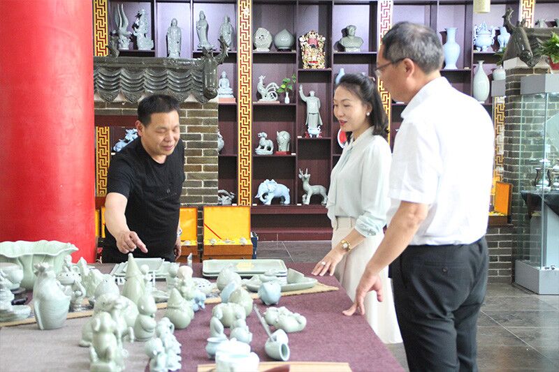 河南省质量技术监督局科技处王艺雯副处长（中）在展厅参观.jpg