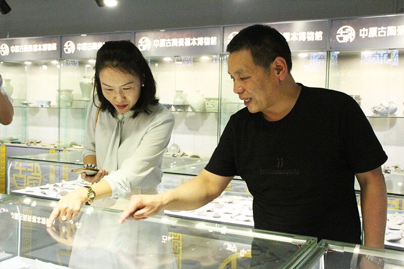 河南省质量技术监督局科技处王艺雯副处长（左）在参观标本.jpg