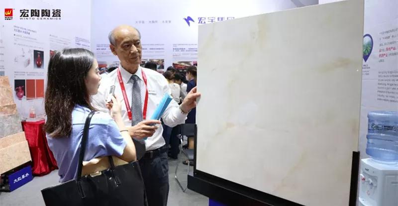 集团副总经理欧家瑞向佛山日报记者介绍玉瓷砖和大红墨水.jpg