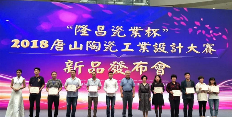 为10位获得金奖的企业颁奖并合影_副本.jpg