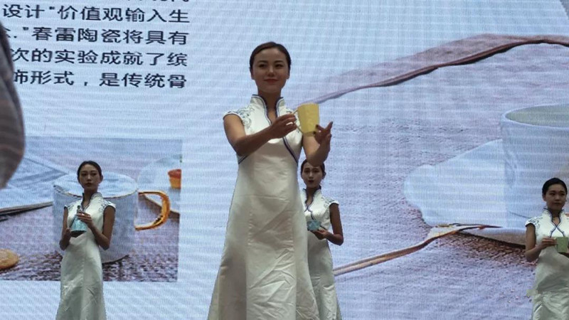 模特现场展示唐山高新技术产业园区春雷艺术陶瓷厂研制的“色泥”系列骨质瓷新品_副本.jpg