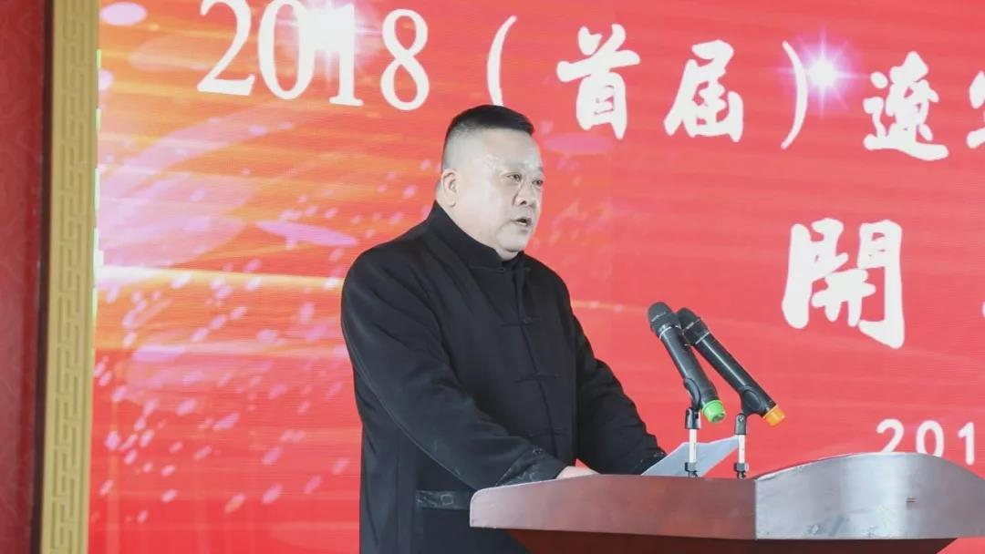 辽宁省陶瓷行业协会副会长 朝阳市陶瓷行业协会秘书长 刘日明 主持开幕仪式.jpg